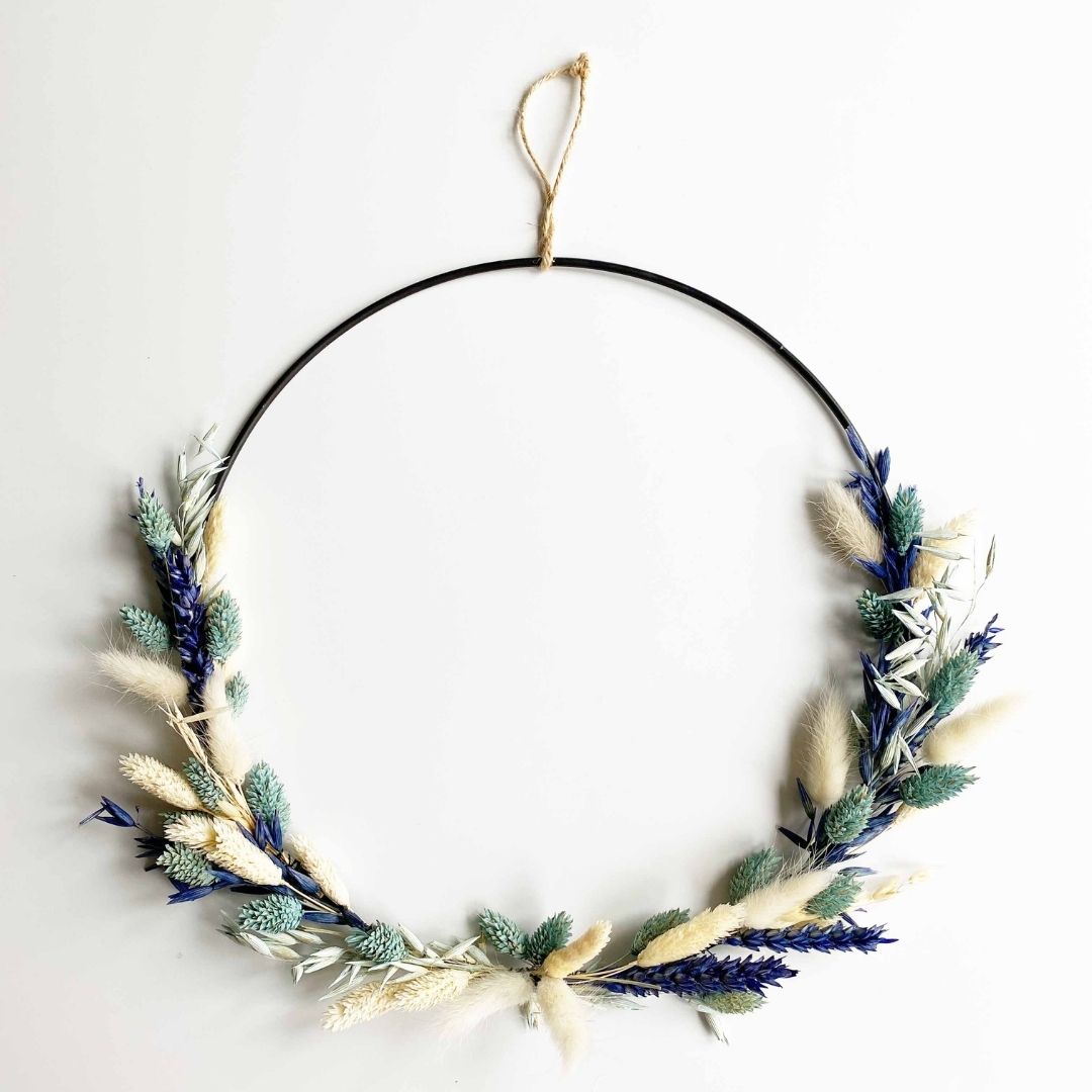 Handmade – Halve bloemenkrans blauw 30 cm - Afbeelding 2