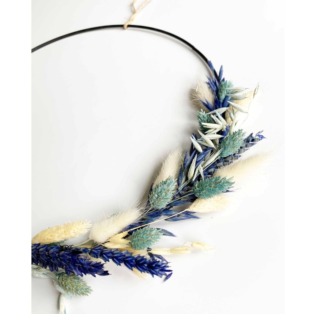 Handmade – Halve bloemenkrans blauw 30 cm - Afbeelding 3