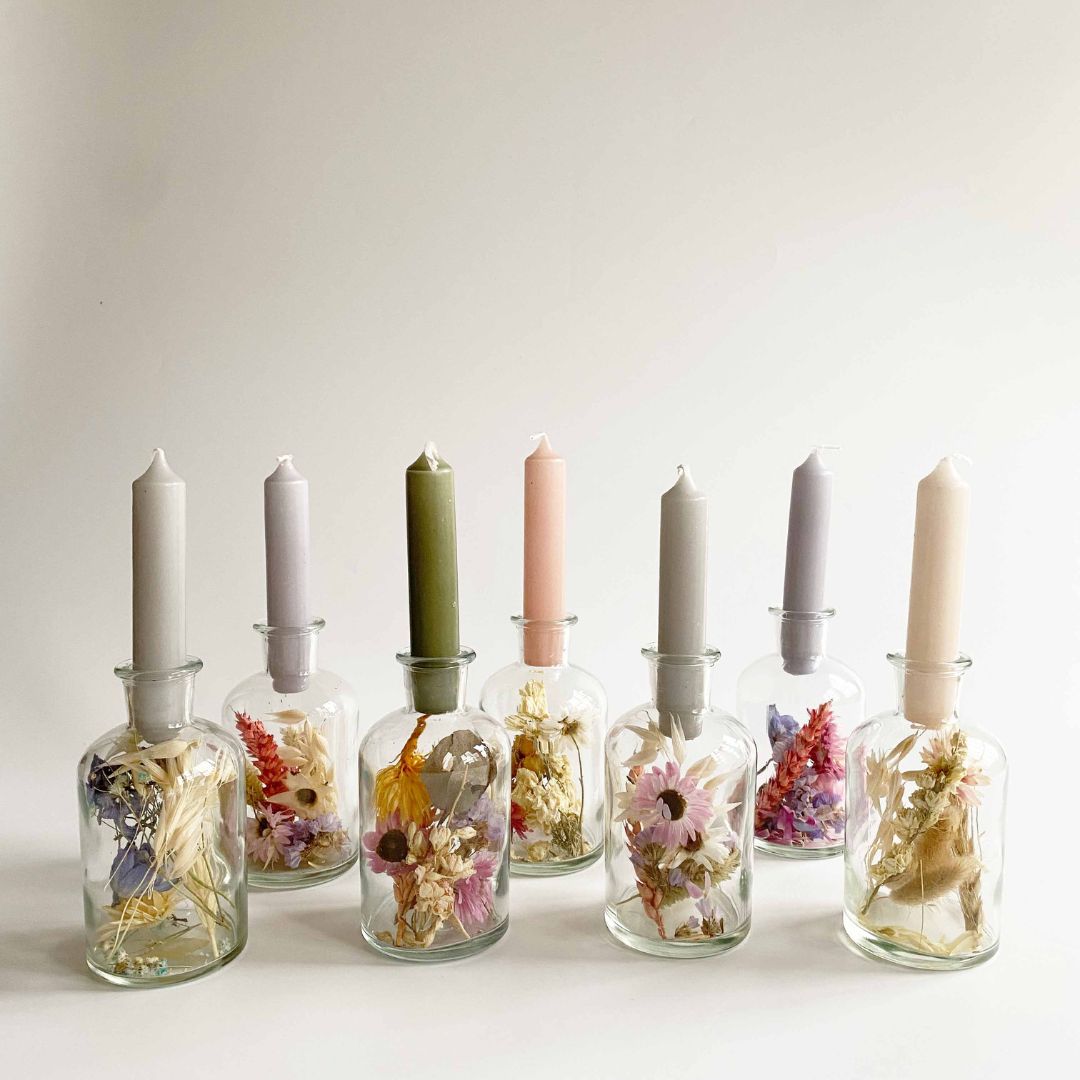 Daphne – Vaasje met droogbloemen en grijze kaars - Afbeelding 3